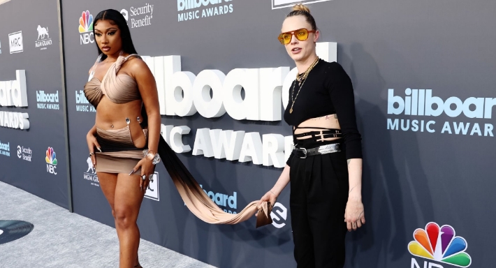 فيديو لكارا ديليفين وميجان ذي ستاليون يثير حيرة الجمهور .. هل قصدت التحرش بها؟