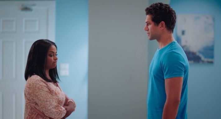 أحمد مجدي وأسماء أبو اليزيد في مشهد من الآنسة فرح