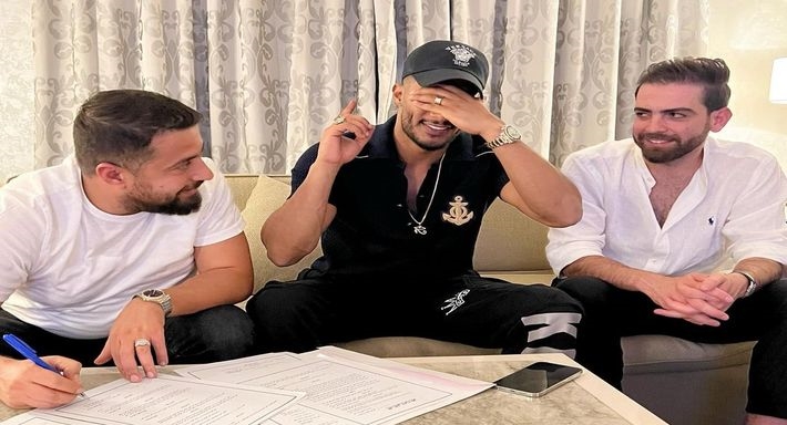 محمد رمضان أثناء توقيع عقد حفله في تركيا