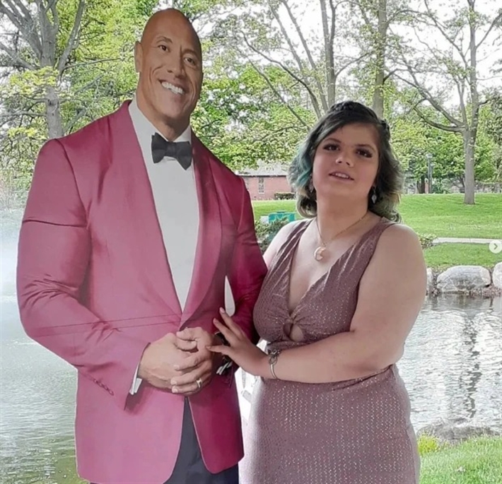 طالبة أرادت الذهاب إلى حفل تخرج بصحبة ذا روك .. هكذا فاجأها