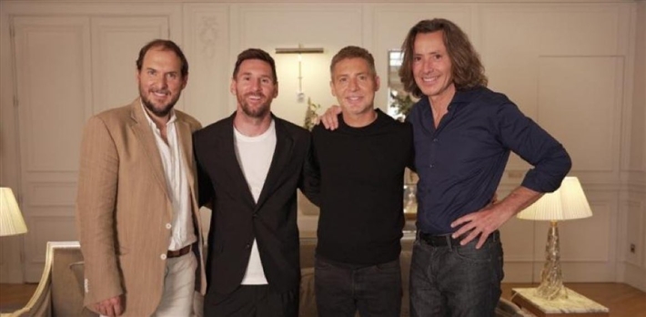 ميسي مع فريقLos Protectores