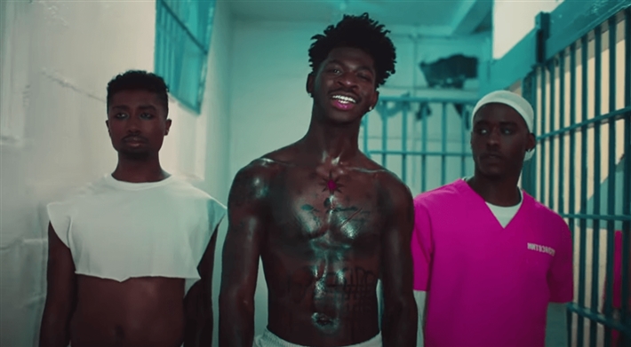 ليل ناز اكس يشتم جوائز BET ويتهمهم بالتحيز ضد المثليين