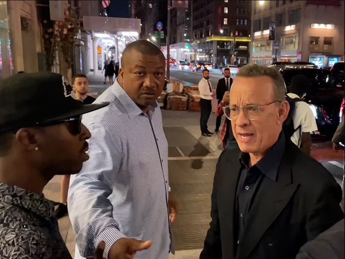 توم هانكس صارخًا في وجه المعجبين: ابتعدوا عن زوجتي!