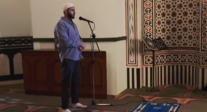 حسن أبو الروس في مشهد رفع الأذان