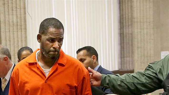 الحكم على آر كيلي بالسجن 30 عامًا 