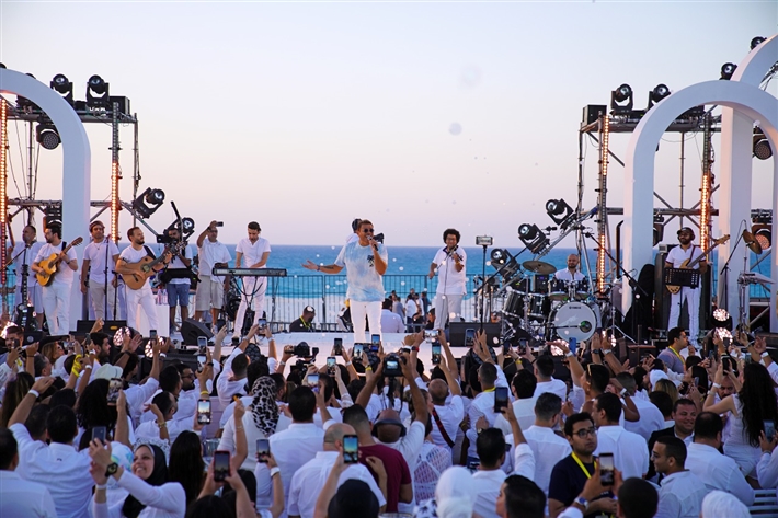 ملابس بيضاء وأغاني جديدة..لقطات من حفل عمرو دياب في العلمين | ألبوم | في  الفن