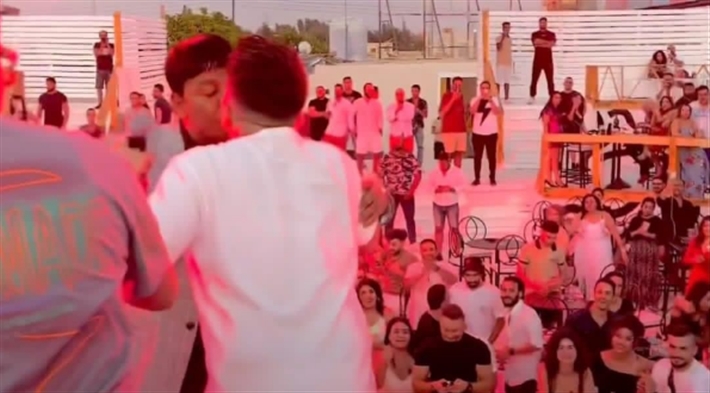 قبلة عمر كمال وعبد الباسط حمودة