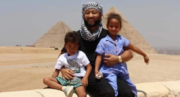 جون ليجند وأولاده في زيارة للأهرامات