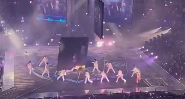 لحظة سقوط الشاشة على المسرح