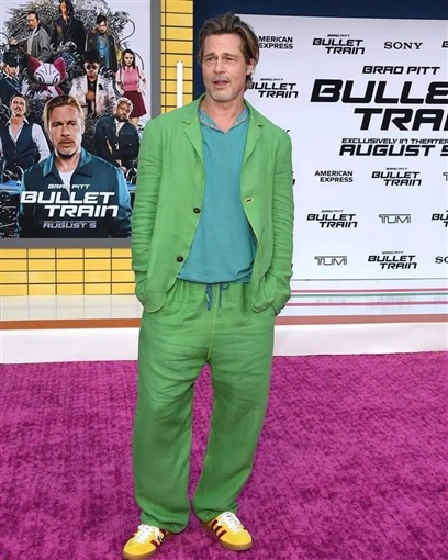 براد بيت يرتدي بدلة «فطوطة» في عرض فيلمه Bullet Train بلوس أنجلوس 2
