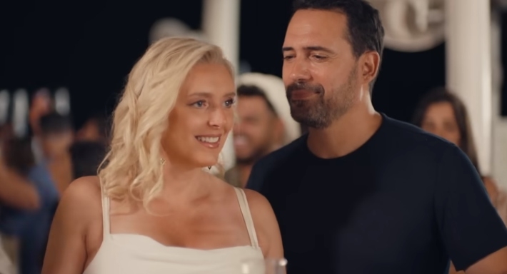 ظافر العابدين في كليب زوجته جوان فاريل