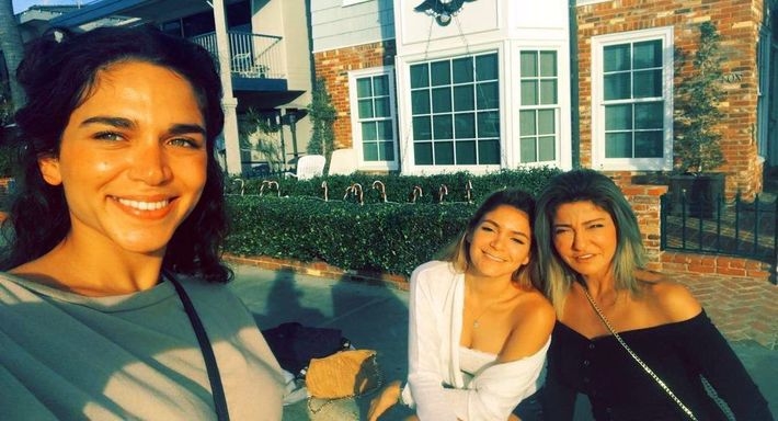 علا غانم مع ابنتيها كاميليا وفريدة