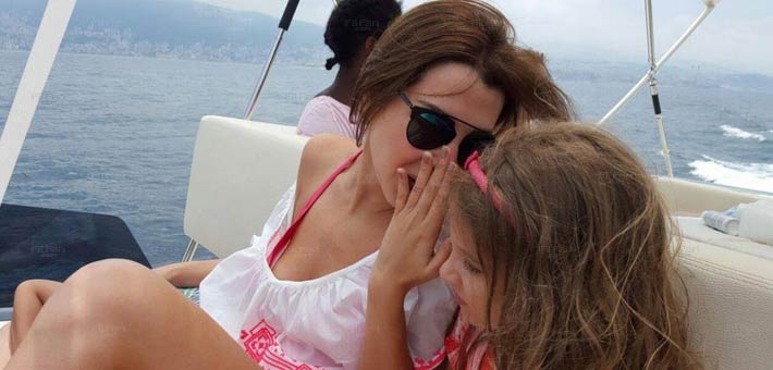 نانسي عجرم مع ابنتها في رحلة بحرية