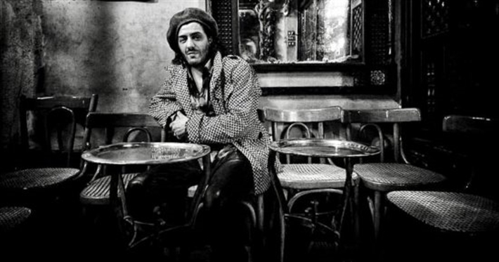 رشيد طه وصورة نادرة له في مقهى الفيشاوي بالقاهرة بعدسة المصور أرنود دي بواستيسيلين 