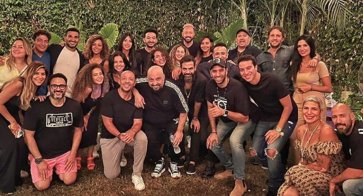 أكرم حسني يحتفل وسط أصدقائه
