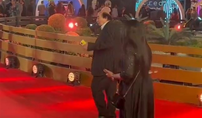 عبد الله مشرف على السجادة الحمراء