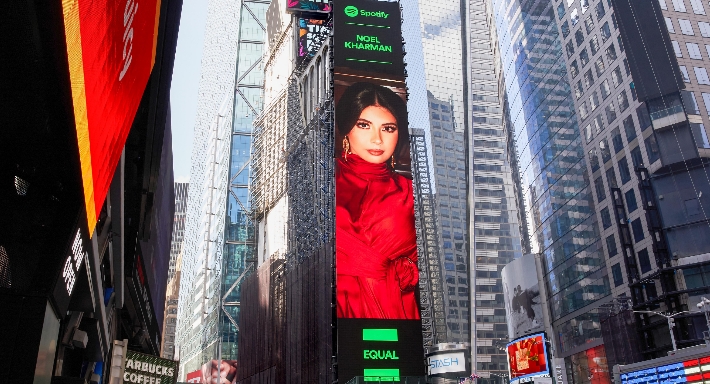 صورة نويل خرمان في تايمز سكوير