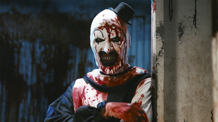 مخرج Terrifier 2 يعلق على حالات الإغماء والقيء: الجمهور عايز كدة!