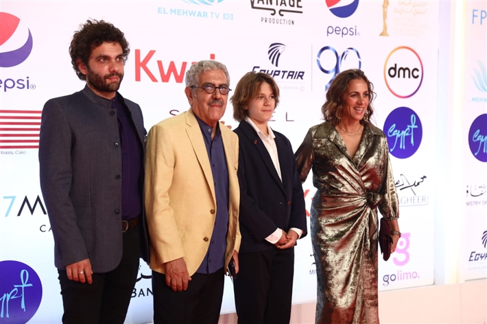 المخرج رضا باهي بصحبة أبطال فيلمه جزيرة الغفران في العرض الأول بمهرجان القاهرة السينمائي