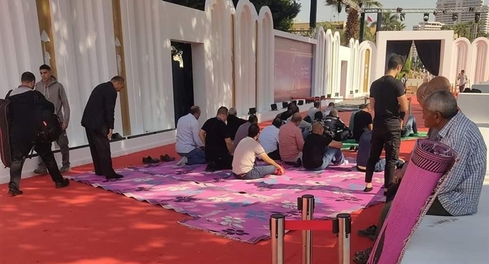 الصلاة على السجادة الحمراء لمهرجان القاهرة السينمائي 44