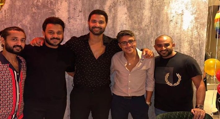 كريم فهمي مع أصدقائه في السعودية