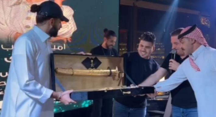 عمر كمال أثناء تسلمه للسيف الذهبي