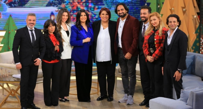 منى الشاذلي مع أعضاء فريق أوبرا القاهرة