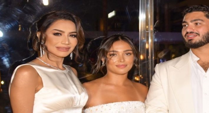 بسمة وهبة مع ابنها وخطيبته