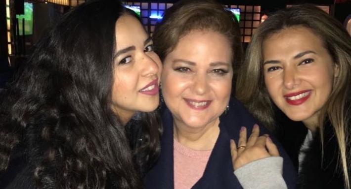 دنيا سمير غانم مع والدتها دلال عبد العزيز وإيمي