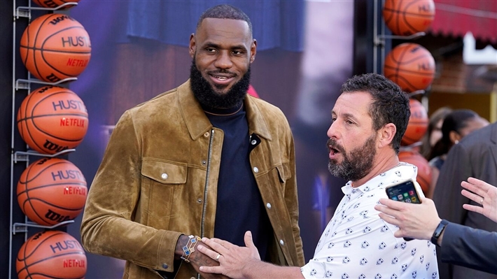  آدم ساندلر ولبرون جيمس يتعاونان في  Hustle من بطولة نجوم كرة السلة