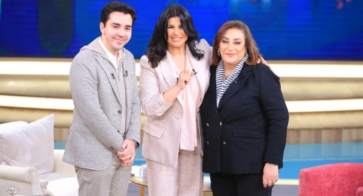 نجل عمار الشريعي ووالدته مع منى الشاذلي