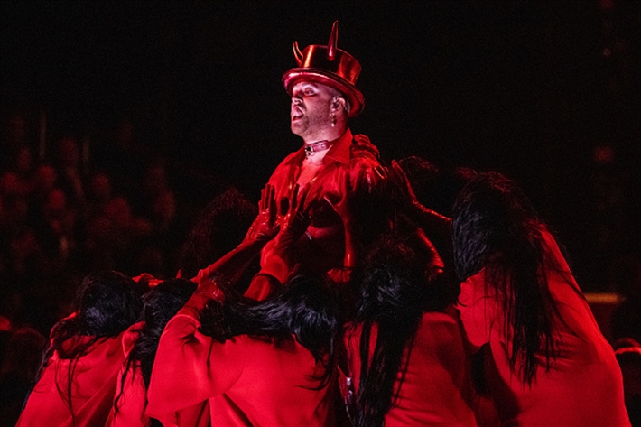 سام سميث متهم بالترويج لعبادة الشيطان بعد عرض Unholy 