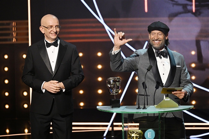 تروي كوتسور يمزح: ما فائدة هذا الميكروفون؟