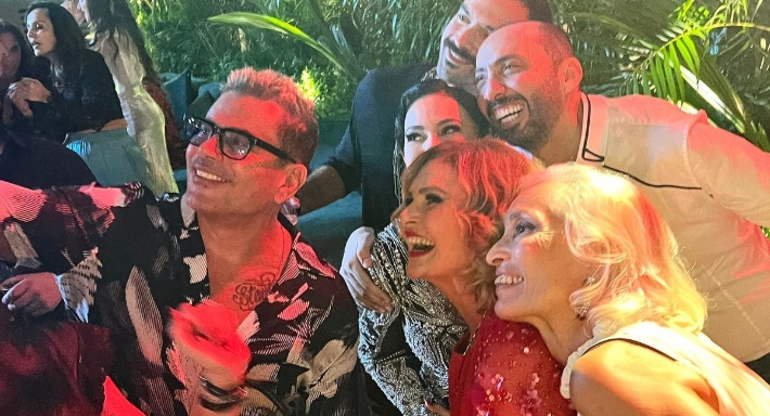 يسرا وعمرو دياب وهند صبري والمنتجة درة بوشوشة وأصدقاء