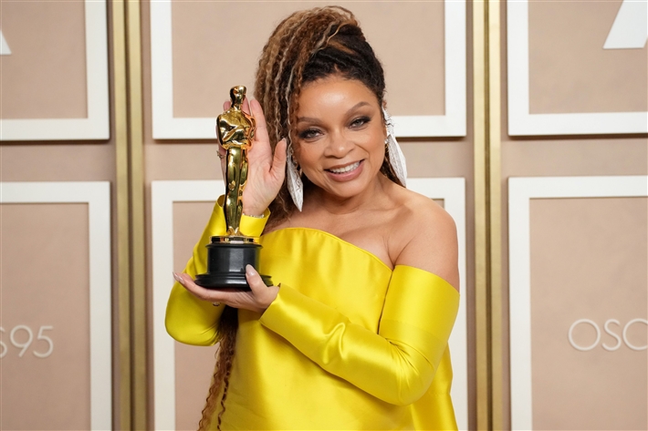 روث إي كارتر أول امراة سوداء تفوز بجائزتي أوسكار