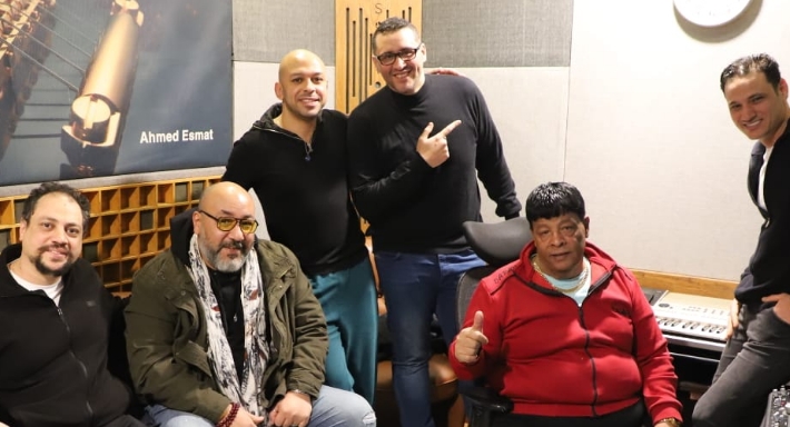 عبد الباسط حمودة أثناء تسجيل أغنية فيلم &quot;البطة الصفرا)