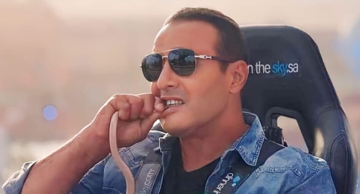 أحمد السقا يأكل الثعبان