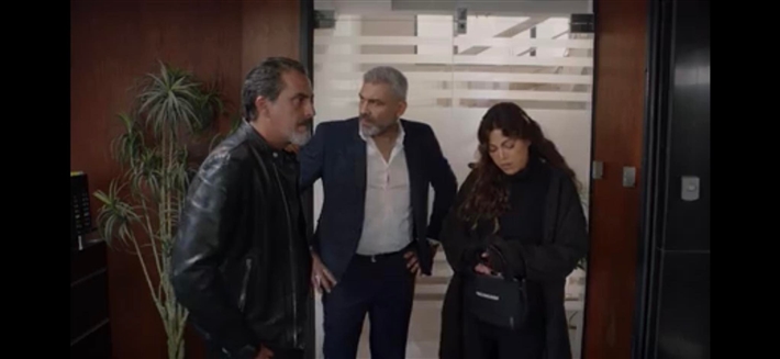 ريهام حجاج في مشهد وهي ممسكة بحقيبة من بالنسياجا