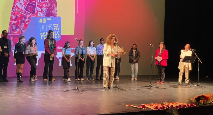 كوثر يونس تتسلم الجائزة