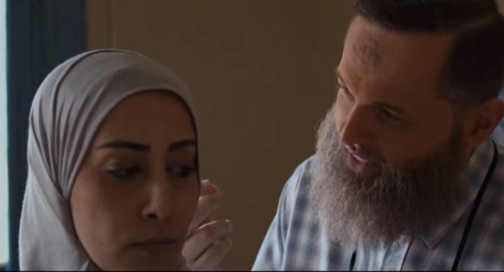 حافظ يتحرش بمعلمة في حضرة العمدة