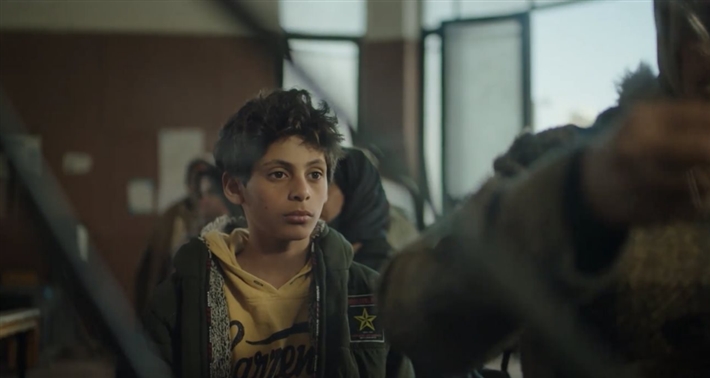 ياسين يهرب من أمه في تحت الوصاية