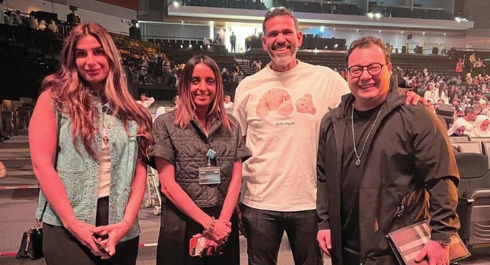 صورة لإيهاب عبد الواحد في كواليس المسرحية