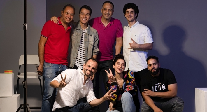 مصطفى درويش مع أبطال فيلم خمس جولات