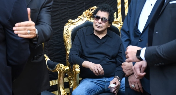 محمد منير في عزاء محمود بكري