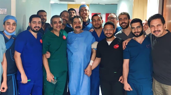 طارق عبد العزيز مع فريق الطاقم الطبي والفنان محمد رياض