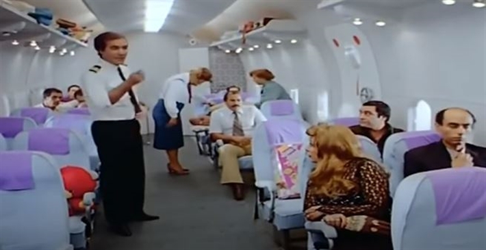 محمود ياسين في لقطة من فيلم الطائرة المفقودة