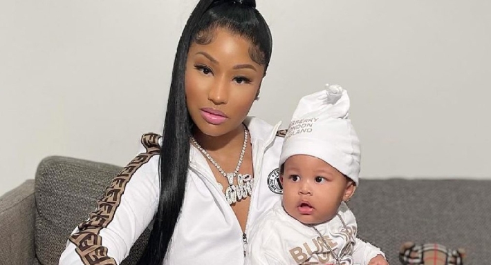 نيكي ميناج وإبنها