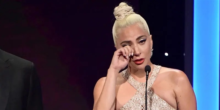 ليدي جاجا تتعرض للهجوم من جمهورها بسبب الترويج لشركة أدوية 