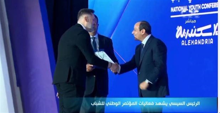 عبد الفتاح السيسي يسلم الدرع التكريمي لمحمد محمود عبد العزيز