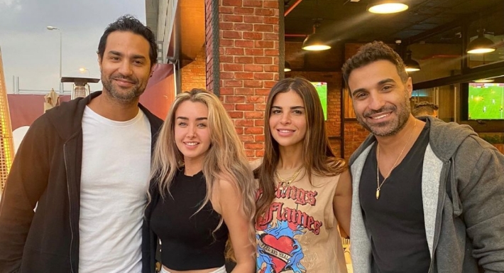 أحمد فهمي وهنا الزاهد مع كريم فهمي وزوجته دانية